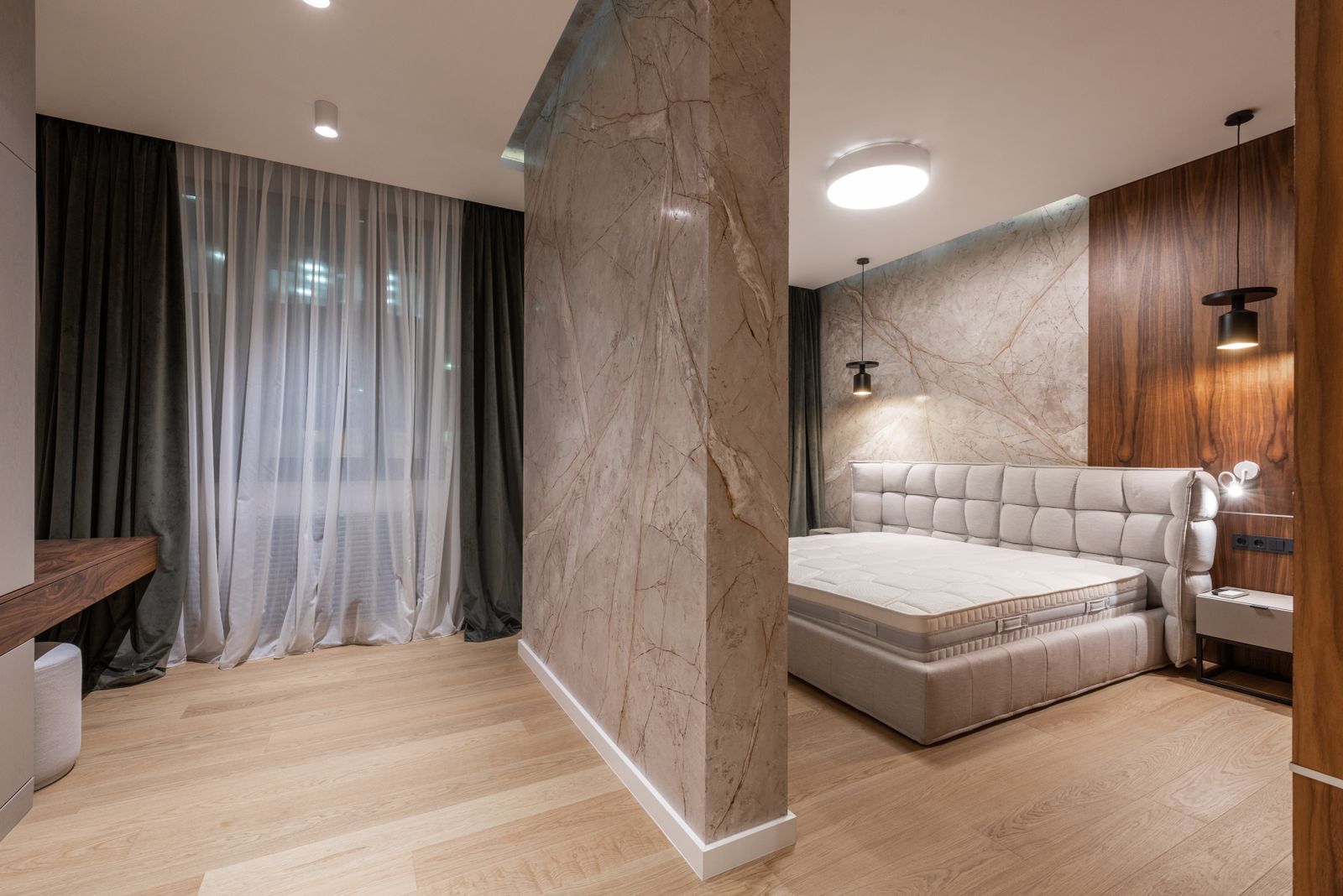 Chambre avec tête de lit et panneaux en noyer