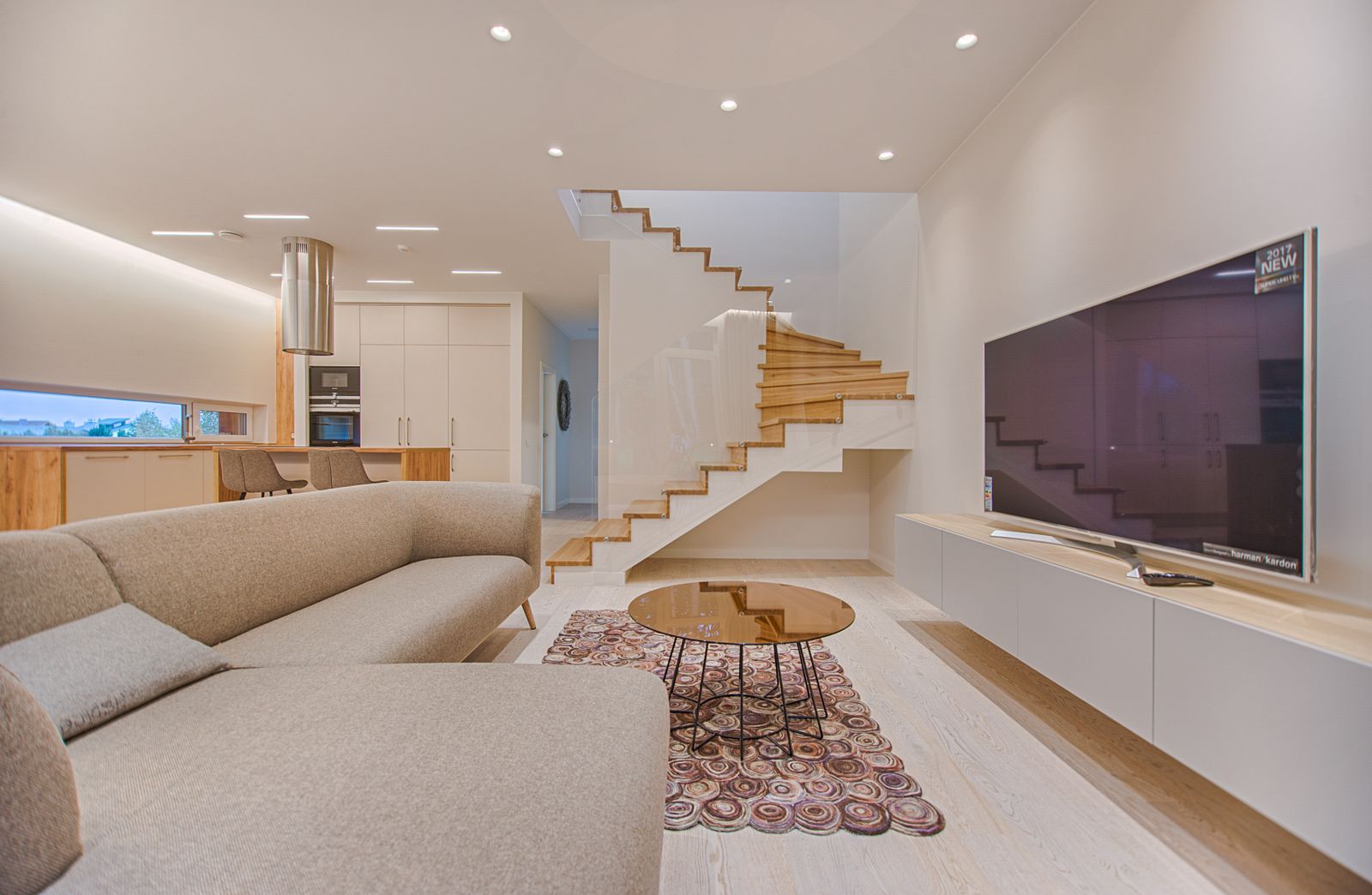 Escalier moderne en chêne clair avec limon blanc